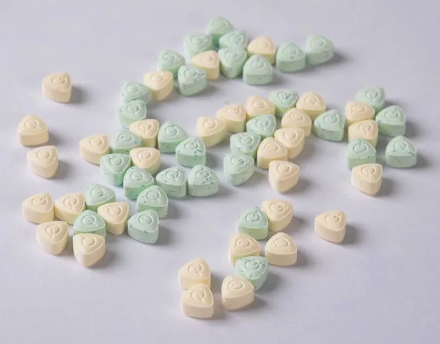 浅绿色与黄色的小熊脸造型糖果